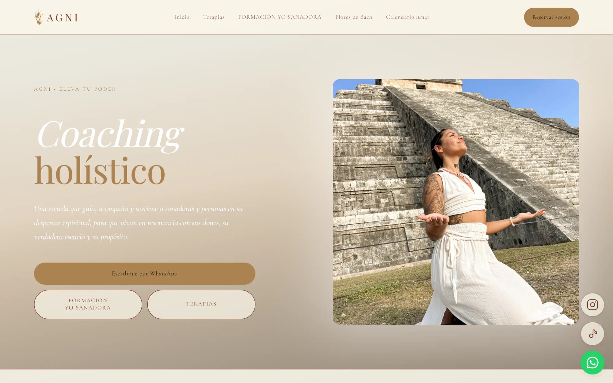 AGNI home page: the headline “Coaching holístico” over a photo of the coach in front of a pyramid, with the WhatsApp, training and therapies buttons