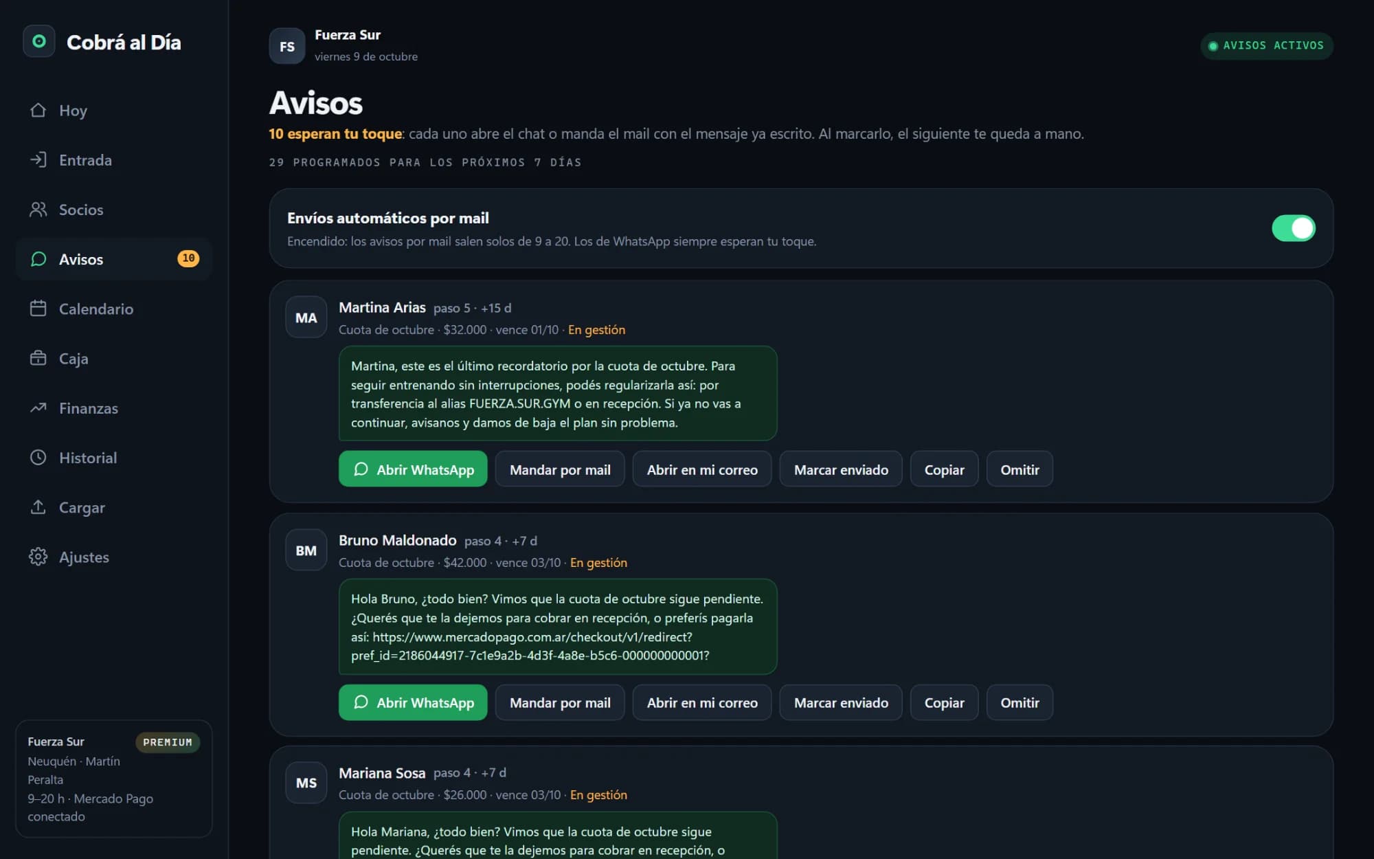 Pantalla de avisos del día: el interruptor de los mails automáticos y una tarjeta por socio con el mensaje escrito y el botón para abrir WhatsApp