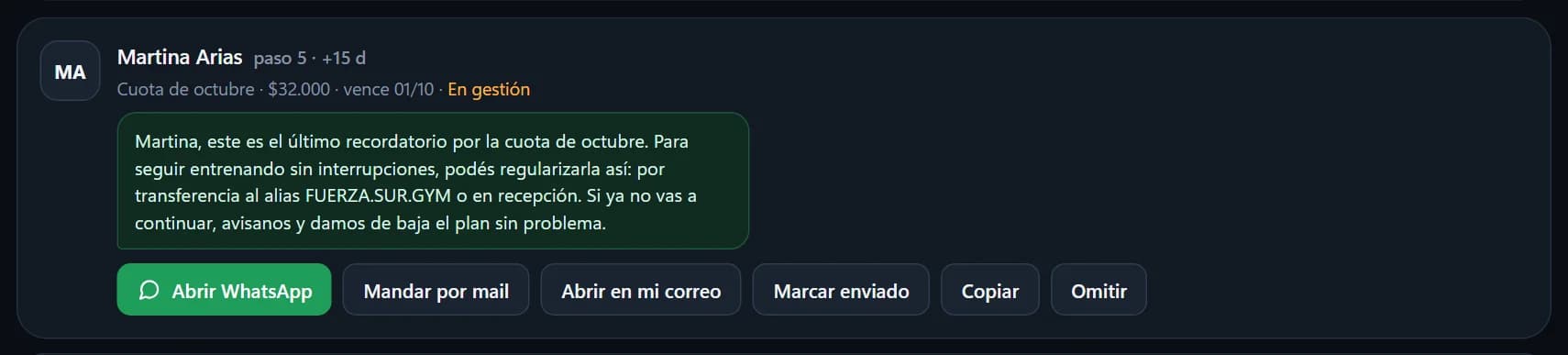 Una tarjeta de aviso de cerca: el socio, el paso de la secuencia, el monto y el mensaje