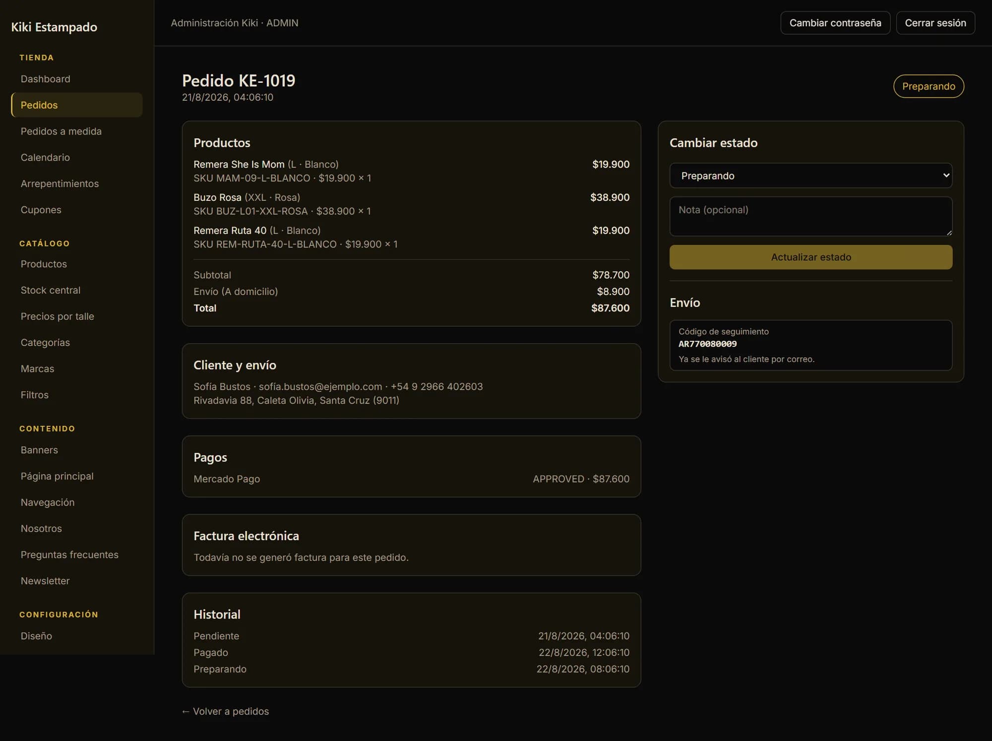 An order opened: the products with their size and code, the customer, the shipping, the approved payment and the status history